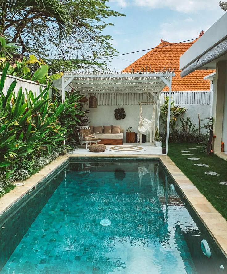 Bể bơi không chỉ mang mục đích giải trí mà hơn hết còn là điểm nhấn tăng thêm tính thẩm mỹ cho biệt thự