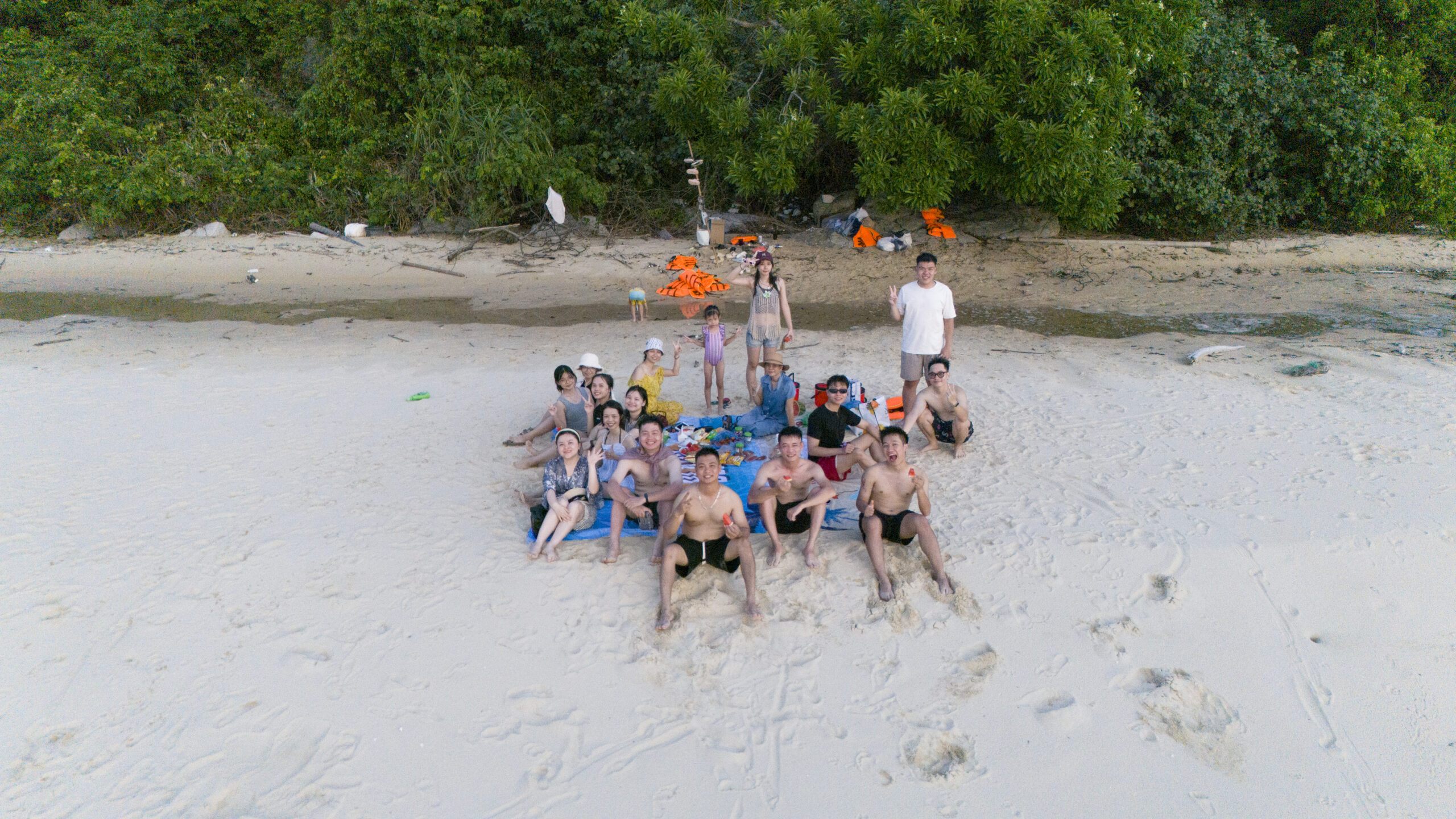 Đại gia đình IMA Việt Nam tổ chức chuyến picnic sau hàng giờ tắm biển Thoi Xanh