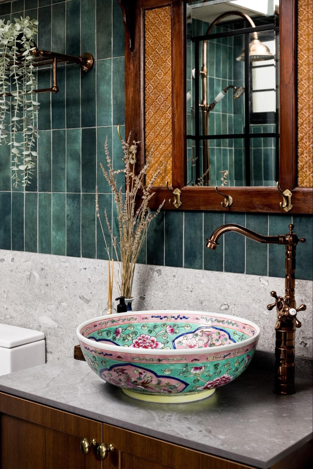 Tường và lavabo với chất liệu gốm mosaic độc đáo