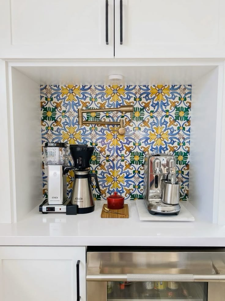 Gốm mosaic – sự kết hợp hoàn hảo giữa kỹ thuật và nghệ thuật, giúp căn bếp luôn sạch sẽ mà vẫn giữ nét duyên tinh tế.