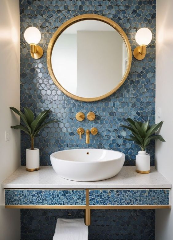 Ốp mosaic quanh bồn tắm hay lavabo giúp không gian nhỏ thêm điểm nhấn ấn tượng.