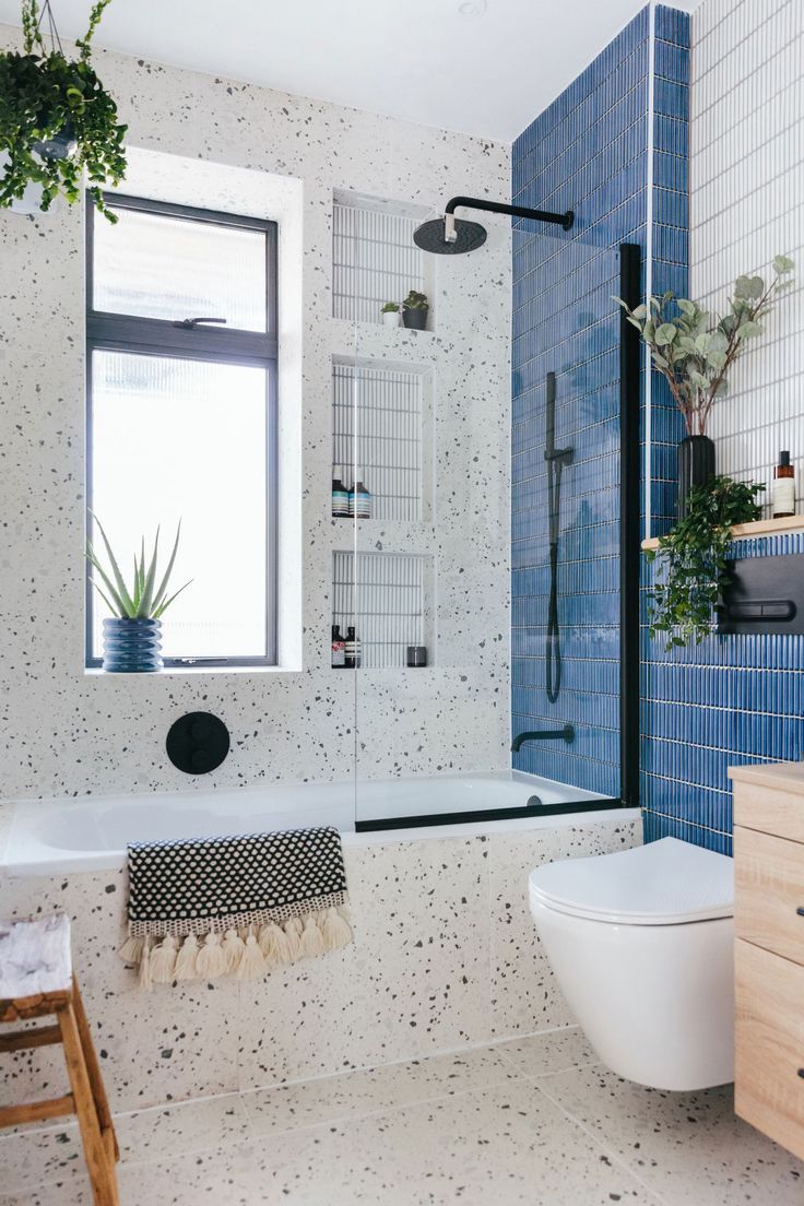 Những mảng mosaic màu xanh, trắng hoặc ánh kim nhẹ khiến phòng tắm bừng sáng và hiện đại hơn.