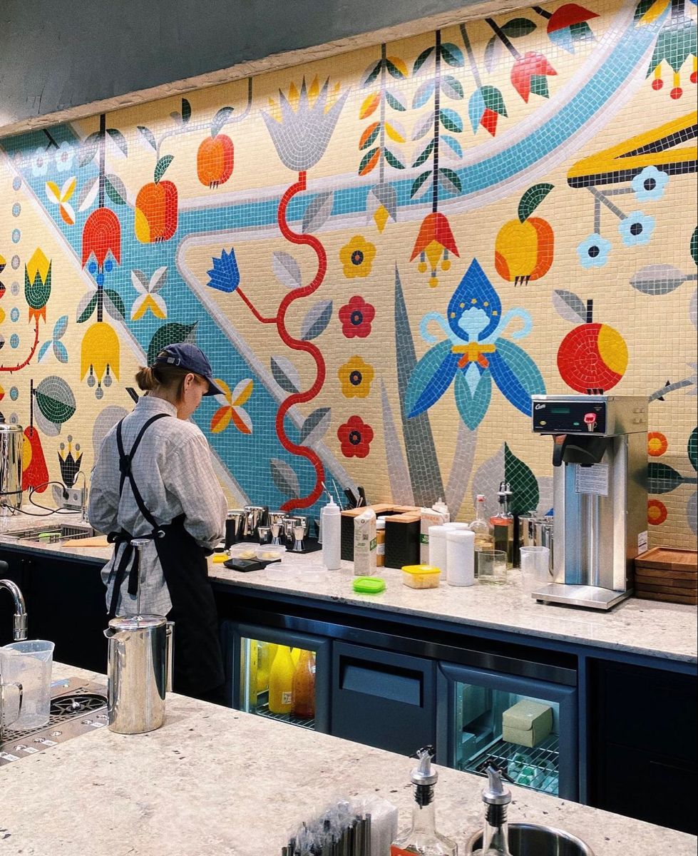 Không gian bếp như bừng sáng khi ánh đèn hắt lên những viên mosaic, tạo nên hiệu ứng lung linh như gợn sóng ánh sáng.