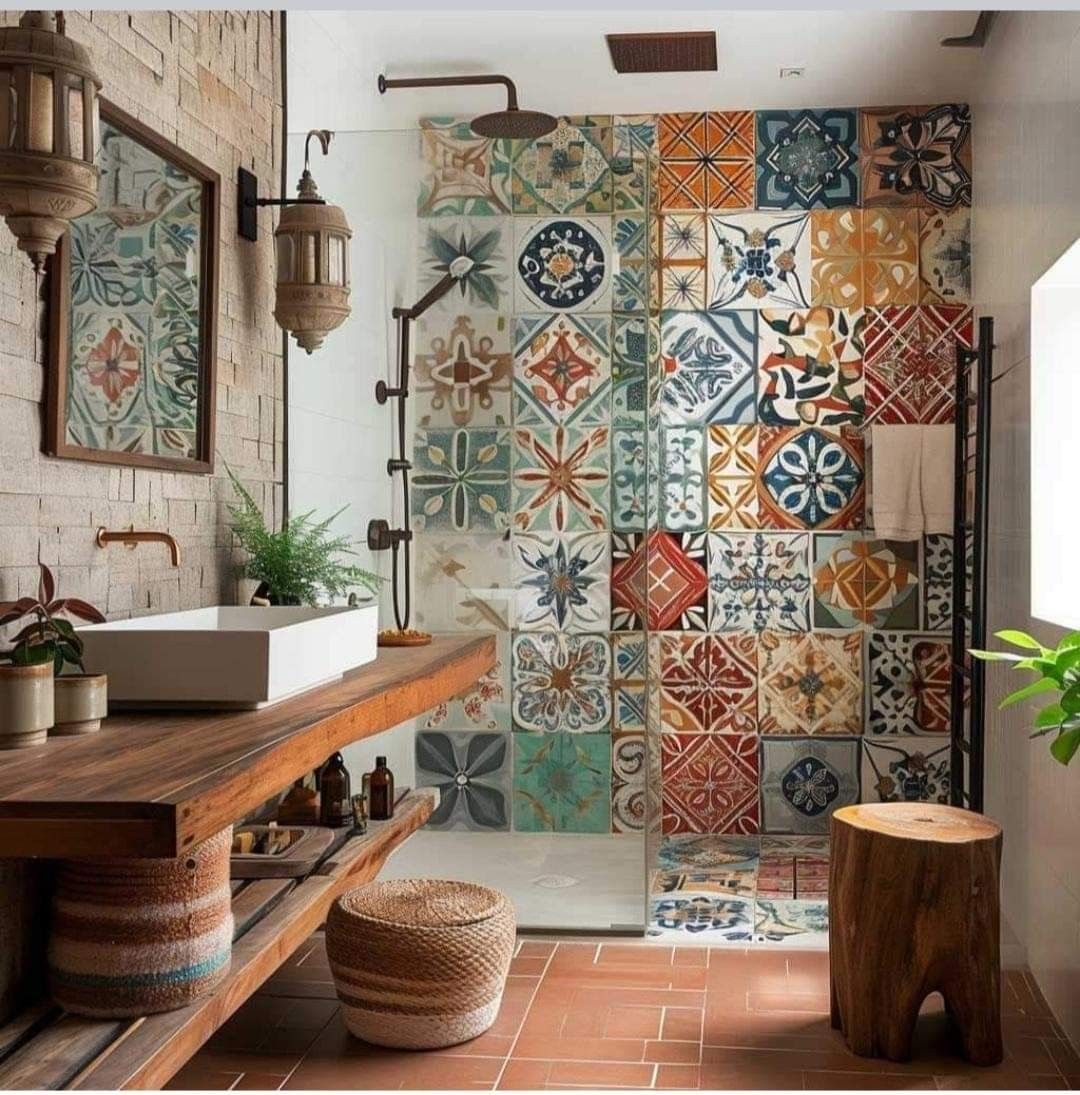 Bức tranh tường gốm mosaic là điểm nhấn nghệ thuật cho không gian phòng tắm.