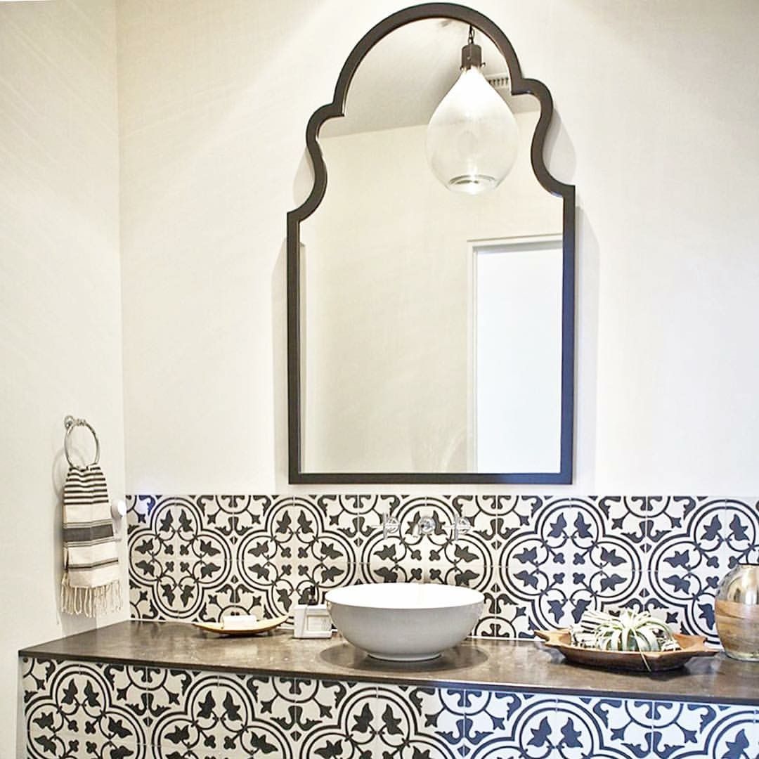 Mảng tường gốm mosaic đầy màu sắc – hơi thở sáng tạo trong không gian cổ điển.