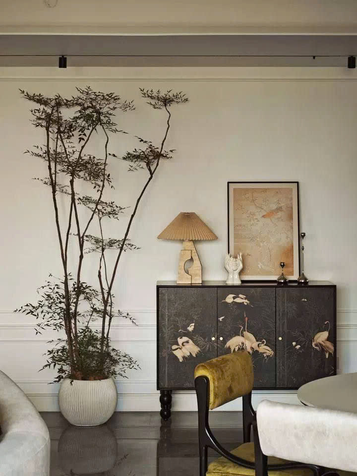 Một góc khảm nhỏ cũng đủ khiến căn phòng Indochine bừng sáng – tinh tế, sâu lắng và đầy bản sắc.