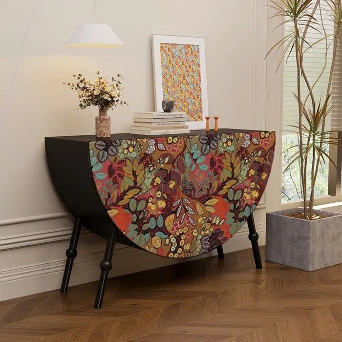 Chiếc bàn trà khảm trai – điểm nhấn của phòng khách Indochine, nơi hội tụ vẻ sang trọng, tĩnh tại và tinh thần hoài cổ.